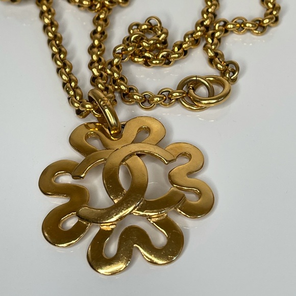 Chanel Vintage 1995 Gold CC Logo Daisy Necklace - Picture 3 of 10